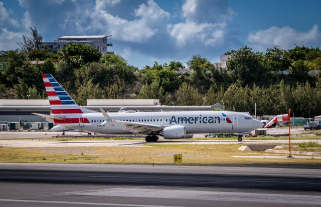 Boeing 737 MAX 8 (N338ST)