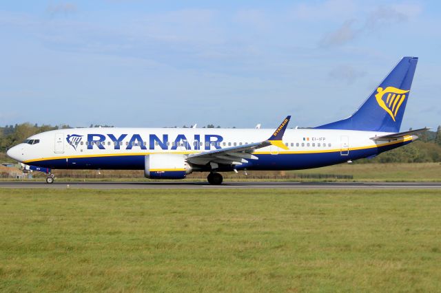 Boeing 737 MAX 8 (EI-IFP) - Departing rwy 25 on 3-Oct-23 operating flight RYR338 to EIDW.