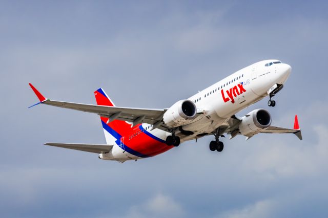 Boeing 737 MAX 8 (C-GJSL) - A Lynx Air 737 MAX 8 taking off from PHX on 4/10/23. Taken with a Canon R7 and Tamron 70-200 G2 lens.