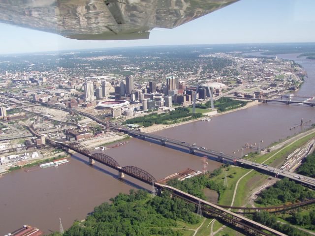 Cessna Centurion (N2262S) - St. Louis Arch and the old Busch Stadium.