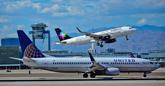 Boeing 737-800 (N76288) - N76288 United Airlines 2004  Boeing 737-824 (cn 33451/1516) - XA-VLR Volaris 2016 Airbus A320-233 s/n 7118 "Maria Amalia"  - Las Vegas - McCarran International Airport (LAS / KLAS)br /USA - Nevada, August 18, 2017br /Photo: Tomás Del Coro