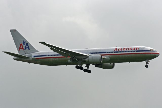 BOEING 767-300 (N373AA)