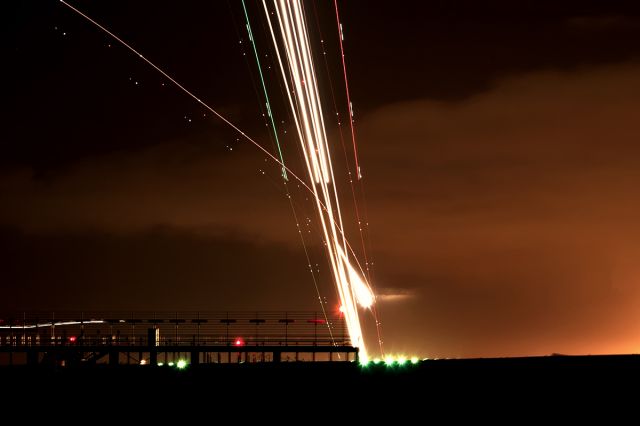 Boeing 717-200 (EI-EWI) - After an exposure of 1.133 sec, we obtained a curious image, EI-EWI, for Volotea Airlines, together with some others, the wake moves from left to right, is Helicopter Salvage, who returns to his base. - Add that between each action, the goal he covered with a cloth, the camera remained firmly on a rock with my special TRIPOD Windshield