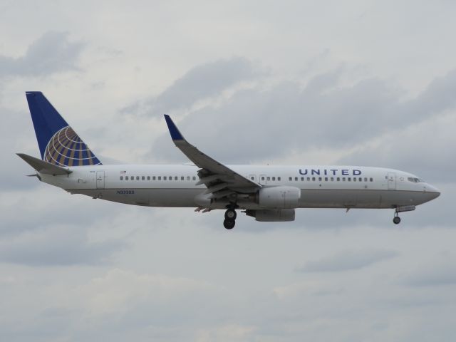 Boeing 737-800 (N33203)