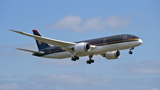 Boeing 787-8 (JY-BAA) - BOE695 on final to Rwy 16R to complete a flight test on 8/20/14. (LN:194 / cn 37983).