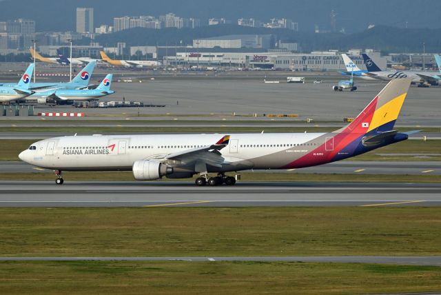 Airbus A330-300 (HL8293)