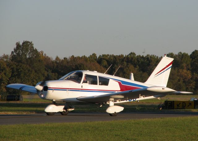 Piper Cherokee (N4418J) - Taxiing to runway 14 at Downtown Shreveport.