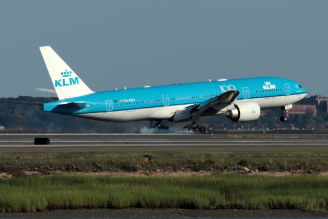 Boeing 777-200 (PH-BQA) - 'KLM 617' from Amsterdam touching down on 22L