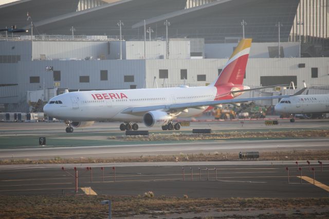 Airbus A330-200 (EC-MLB)