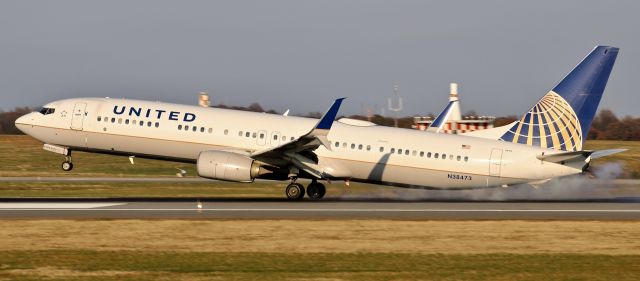 Boeing 737-900 (N38473) - A United 737-900ER arriving from Chicago O'Hare greases on runway 33L, after fighting some light crosswinds.