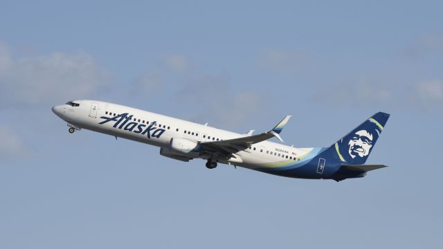 Boeing 737-900 (N282AK) - Departing LAX 25R