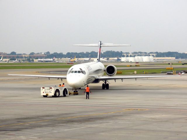 McDonnell Douglas MD-90 (N932DN)