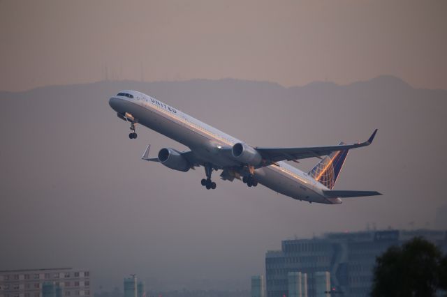 BOEING 757-300 (N57852)