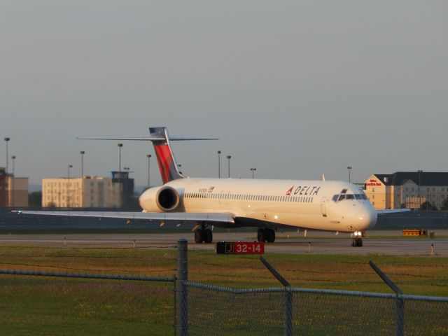 McDonnell Douglas MD-90 (N929DN)