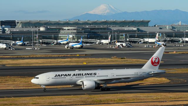 Boeing 777-200 (JA701J) - 2023.1.2br /JL300 FUK→HND