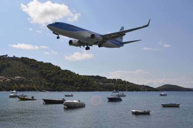 Boeing 737-800 (G-TAWA)