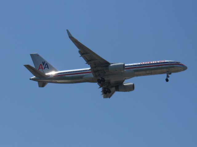 Boeing 757-200 (N662AA)