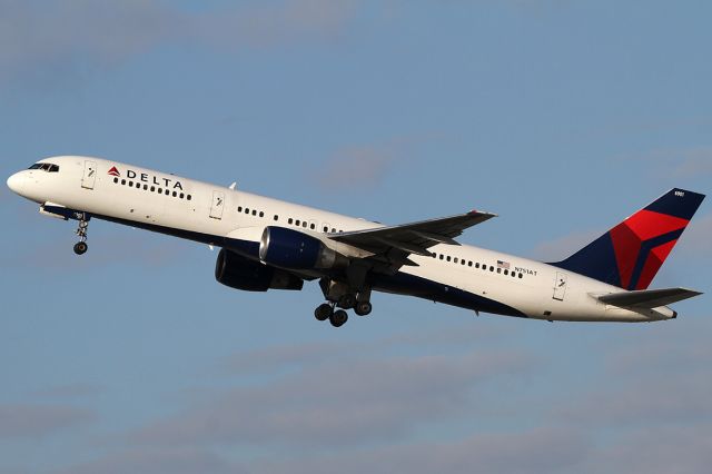 Boeing 757-200 (N751AT) - Taking off.