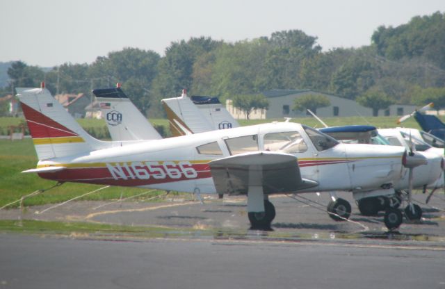 Piper Cherokee (N16566)