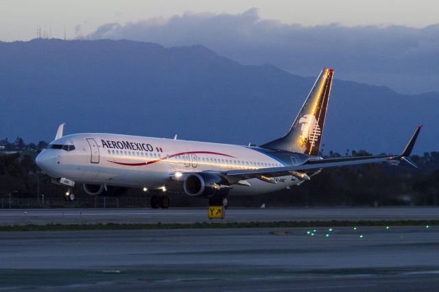 Boeing 737-700 (XA-AMC) - Taking off into the morning sun on Christmas Day from Runway 24 L, Los Angeles, California USA. 25 Dec 2014 07:03 am 