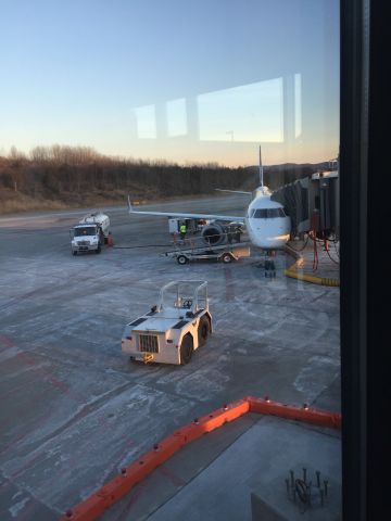 Embraer ERJ-190 (JBU445) - Jetblue E190 is on boarding.