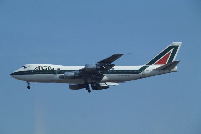 Boeing 747-200 (I-DEMG) - Final Approach to Narita Intl Airport Rwy34 on 1992/01/26