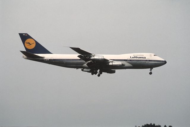 Boeing 747-200 (D-ABYR) - Short Final at Narita Intl Airport Rwy16 on 1989/05/04