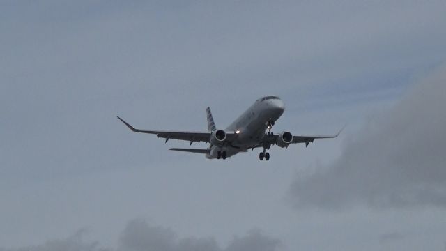 Embraer 175 (N200NN) - Shiny but Silver at the same time :)