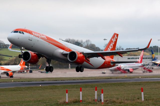 Airbus A321 (G-UZMJ)