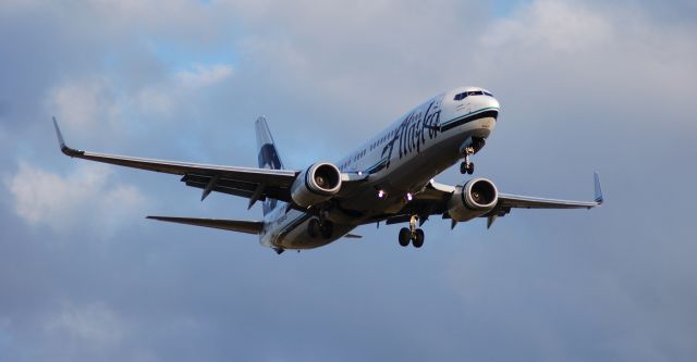 Boeing 737-800 (N549AS) - Alaska Airlines Boeing 737 on final for Portland International Airport. FO looks like hes having some trouble with the sun.