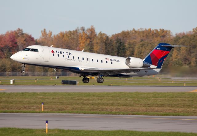 Canadair Regional Jet CRJ-200 (N8587E) - Take off RW28.