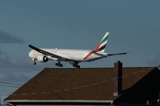 BOEING 777-300ER (A6-EPY)
