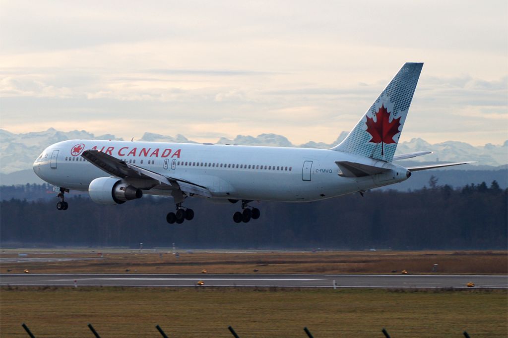 BOEING 767-300 (C-FMWQ)