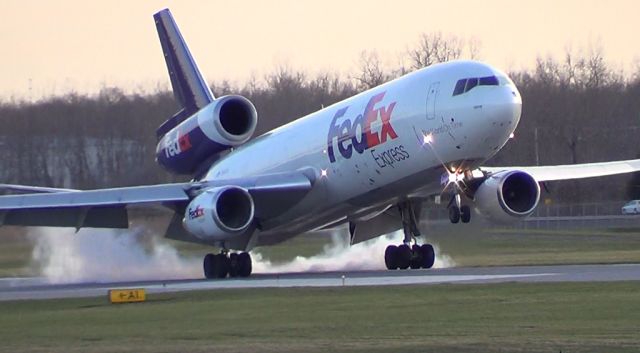 McDonnell Douglas DC-10 — - One of my best pictures I think. FedEx DC-10-10F Landing runway 4, Rochester :) The usual daily flight of FedEx into ROC.