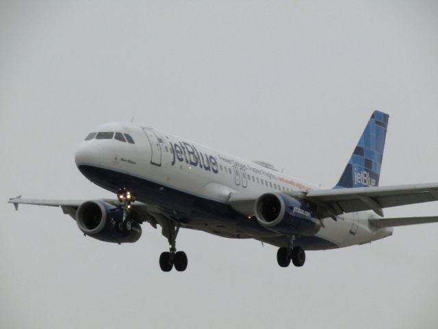 Airbus A320 (N779JB) - Landing RWY 30