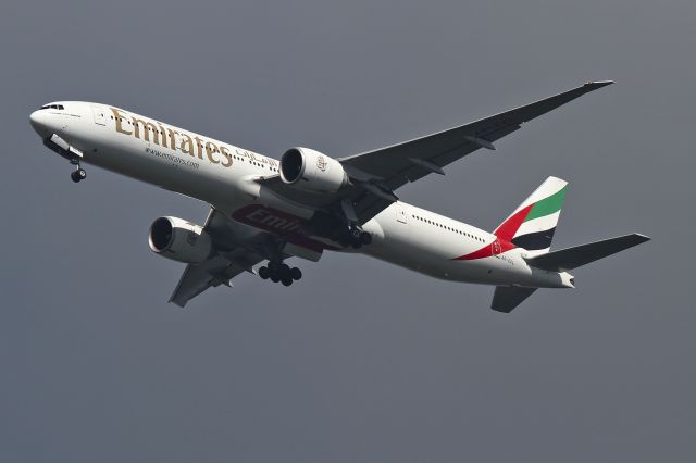 BOEING 777-300 (A6-ECL)