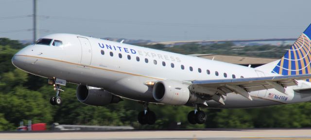 Embraer 170/175 (N649RW) - Flaring over RWY 22