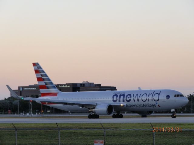 BOEING 767-300 (N343AN)