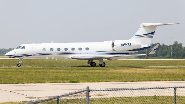 Gulfstream Aerospace Gulfstream V (N814RR) - Solairus Aviation taxi's by after touching down.