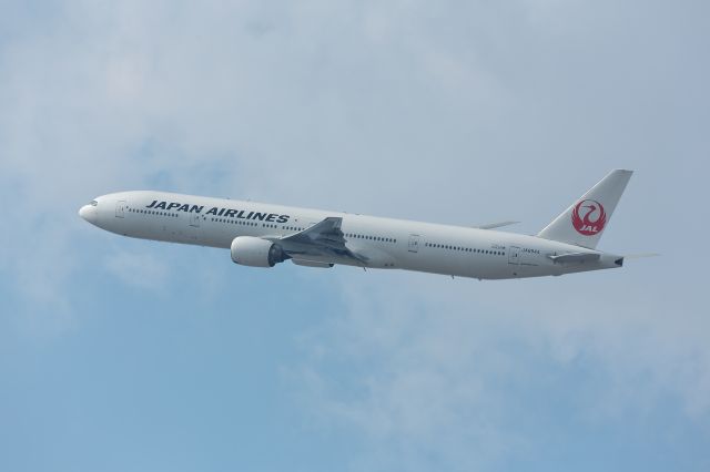 BOEING 777-300 (JA8944)