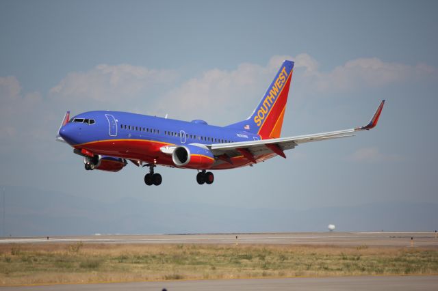 Boeing 737-700 (N283WN) - Landing on 16L