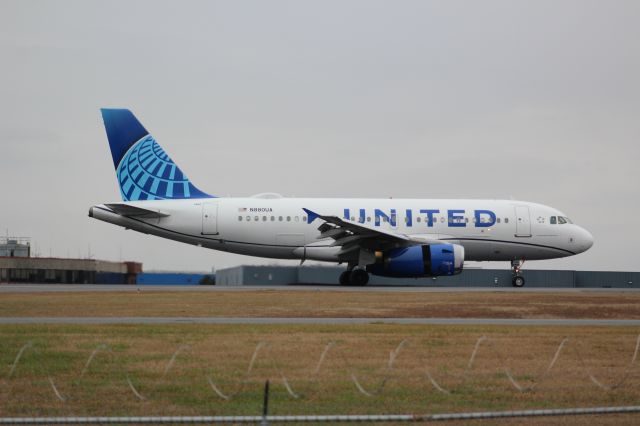 Airbus A319 (N880UA)