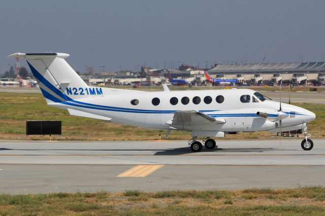 Beechcraft Super King Air 300 (N221MM)