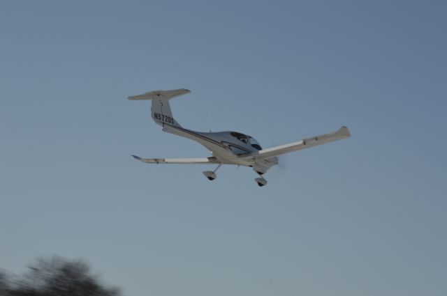 Diamond Star (N572DS) - Over the displaced threshold of 31.