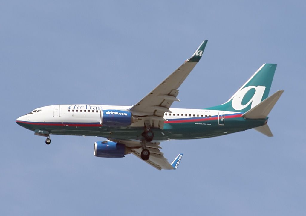 Boeing 737-700 —