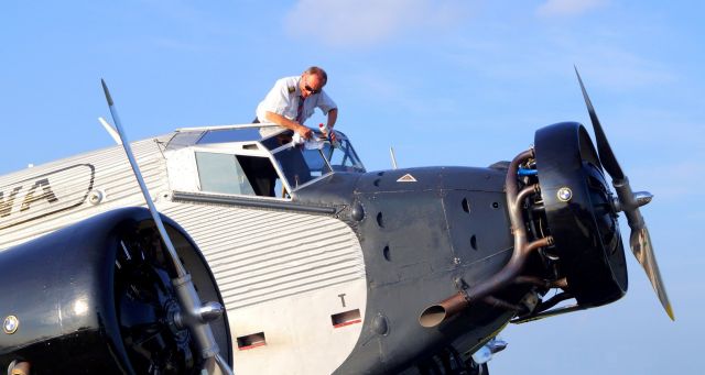 JUNKERS Ju-52/3m (HB-HOT) - Da legt der Kapitän selbst Hand an.