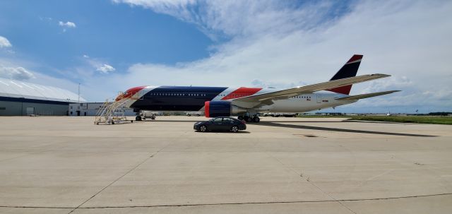 BOEING 767-300 (N225NE)