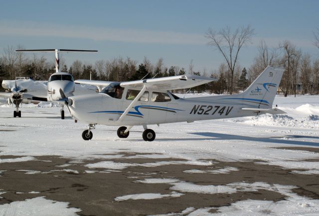 Cessna Skyhawk (N5274V) - Friendly people at the Lanchester airport near Buffalo. Cost effective flight training with ILS equipped airports nearby.