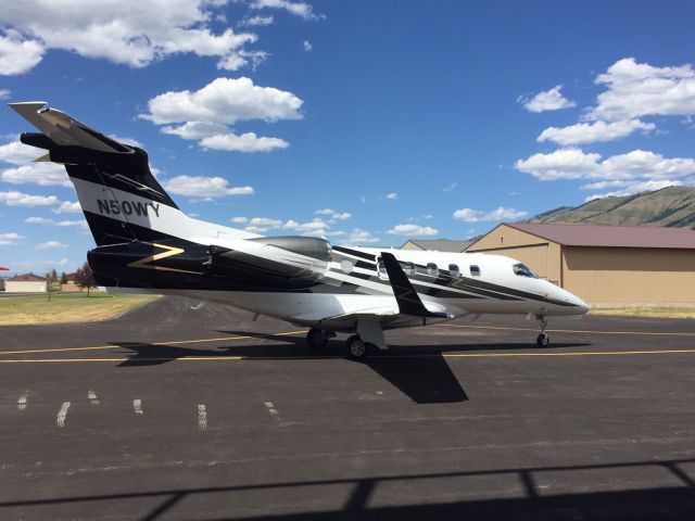 Embraer Phenom 300 (N50WY)