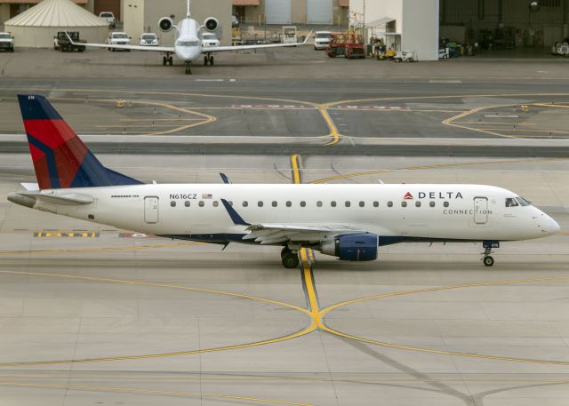 Embraer 175 (N616CZ)